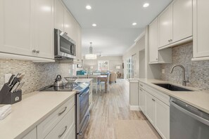 Fridge, microwave, oven, stovetop - Island House Beach Resort 4N (Siesta Key)