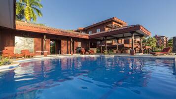 2 hồ bơi ngoài trời