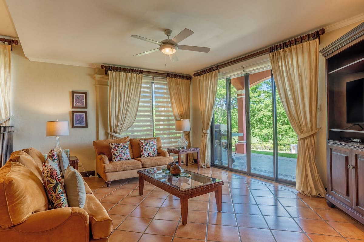 Bougainvillea 5102 - Luxury Apartment | 거실 공간