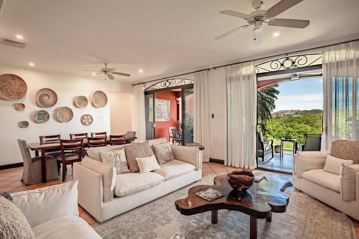 Bougainvillea 4 bedroom Luxury Condo - Reserva Conchal | 거실 공간