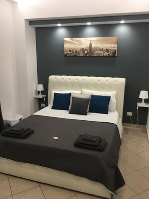 Deluxe tweepersoonskamer (Grey Room) | Een minibar met enkele gratis items, een kluis op de kamer, een bureau
