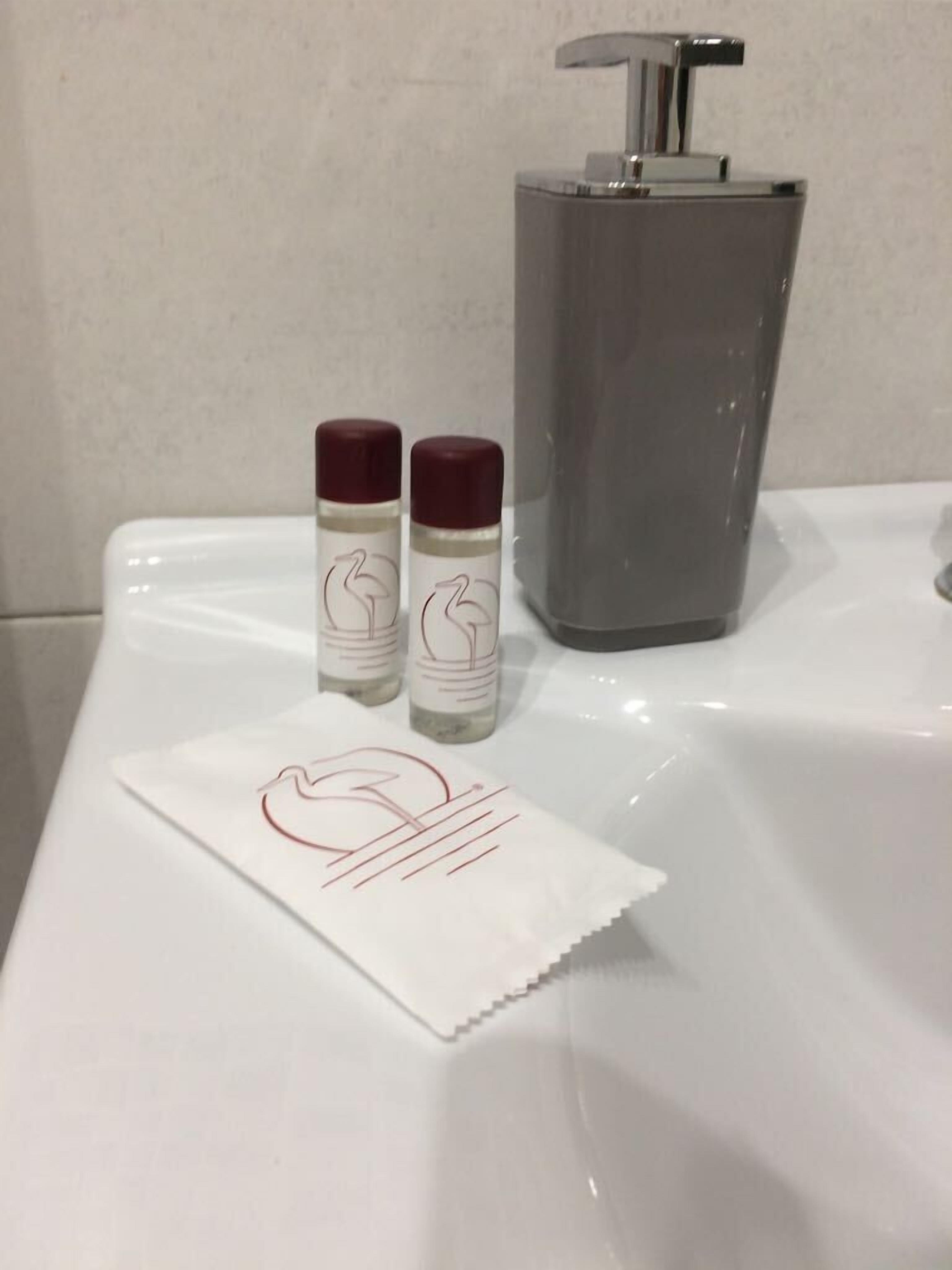 Deluxe Double Room (Pink Room) | Bathroom | Shower, hair dryer, bidet, towels