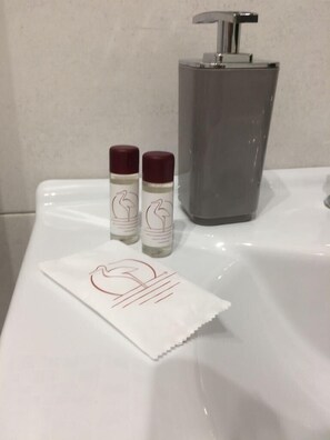 Chambre Deluxe double (Pink Room) | Salle de bain | Douche, séchoir à cheveux, bidet, serviettes fournies