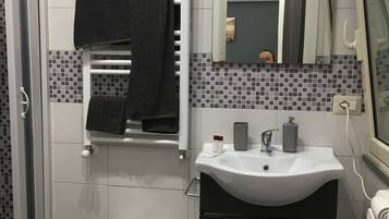 Deluxe Double Room (Grey Room) | Bathroom | Shower, hair dryer, bidet, towels