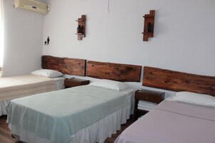 1 habitación, caja de seguridad en la habitación y escritorio 