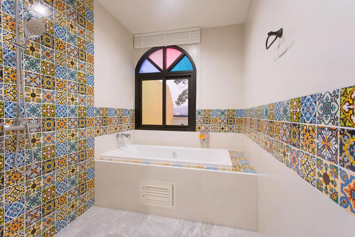 deep-soaking bathtub