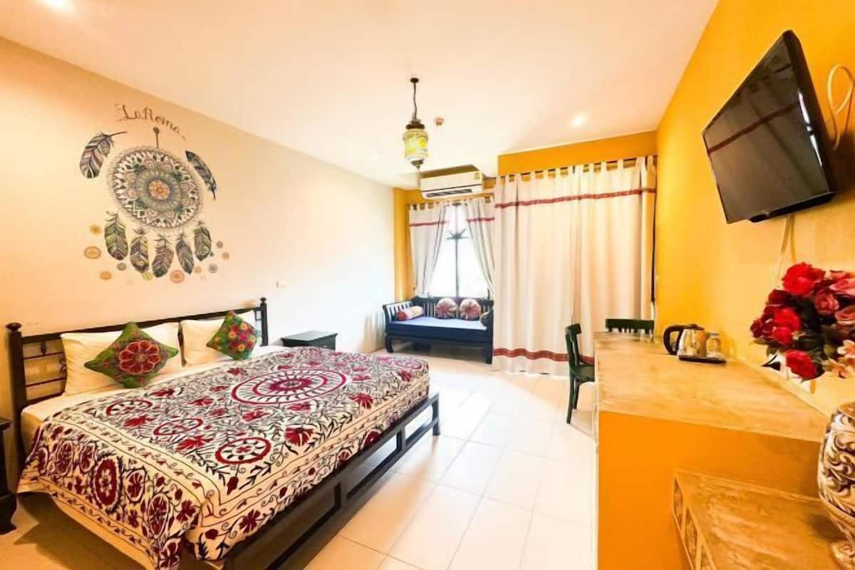 Minibar con artículos gratuitos y decoración personalizada