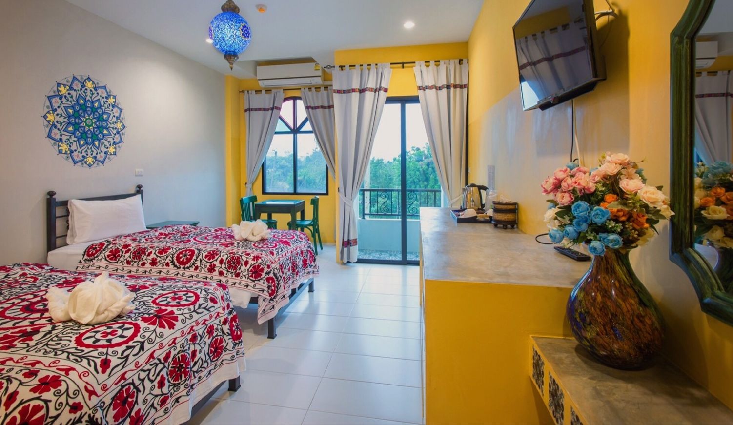 business twin room with mountain view | free minibar, individually decorated, individually furnished, desk