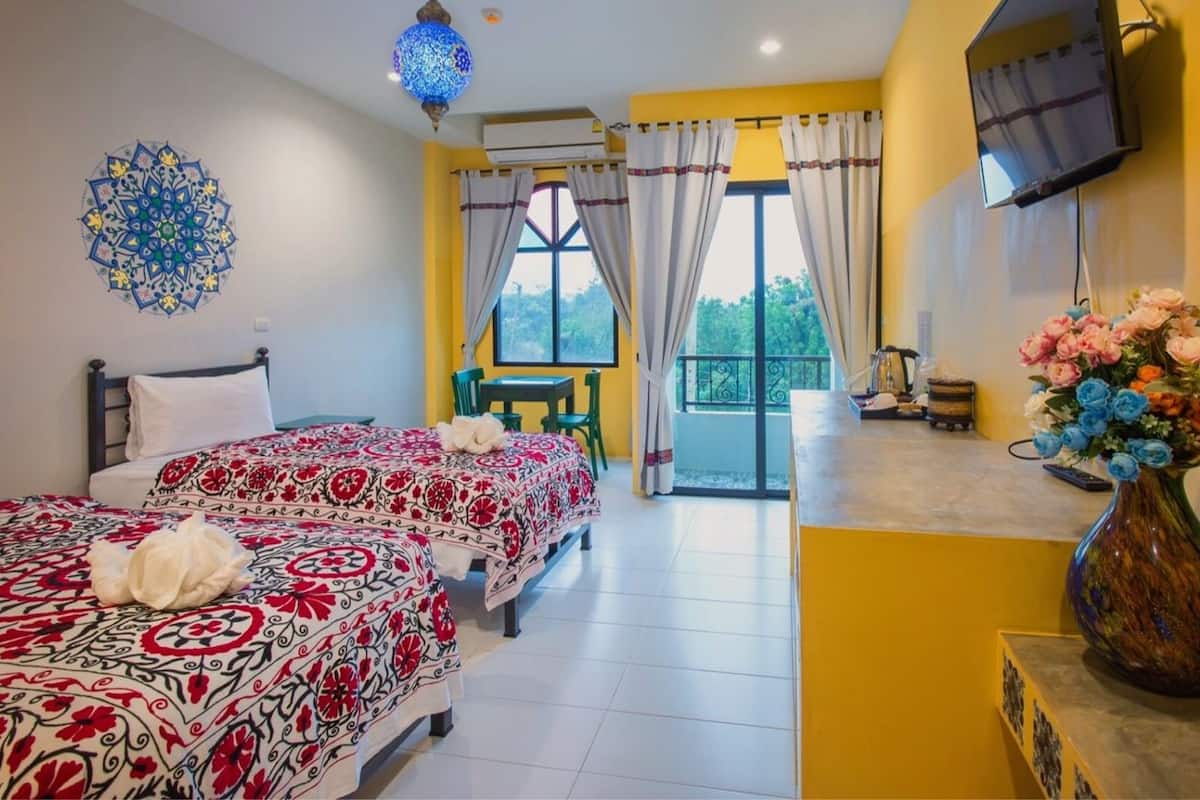 business twin room with mountain view | free minibar, individually decorated, individually furnished, desk