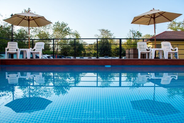 สระว่ายน้ำกลางแจ้ง เปิด 6:00 น. ถึง 21:00 น., ร่มริมสระว่ายน้ำ