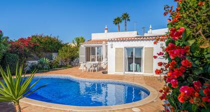 Casa Giovanna Praia da Luz 3 bedrooms, aircon, solar heated pool & sea view.
