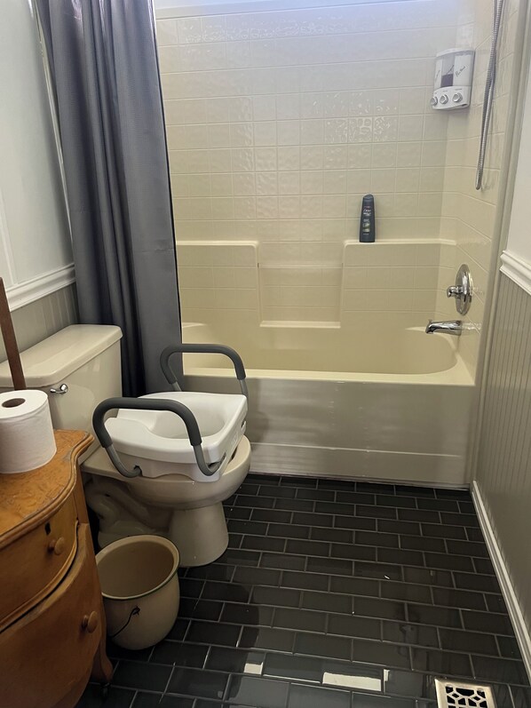 A bathroom with a toilet, bidet, and bathtub.