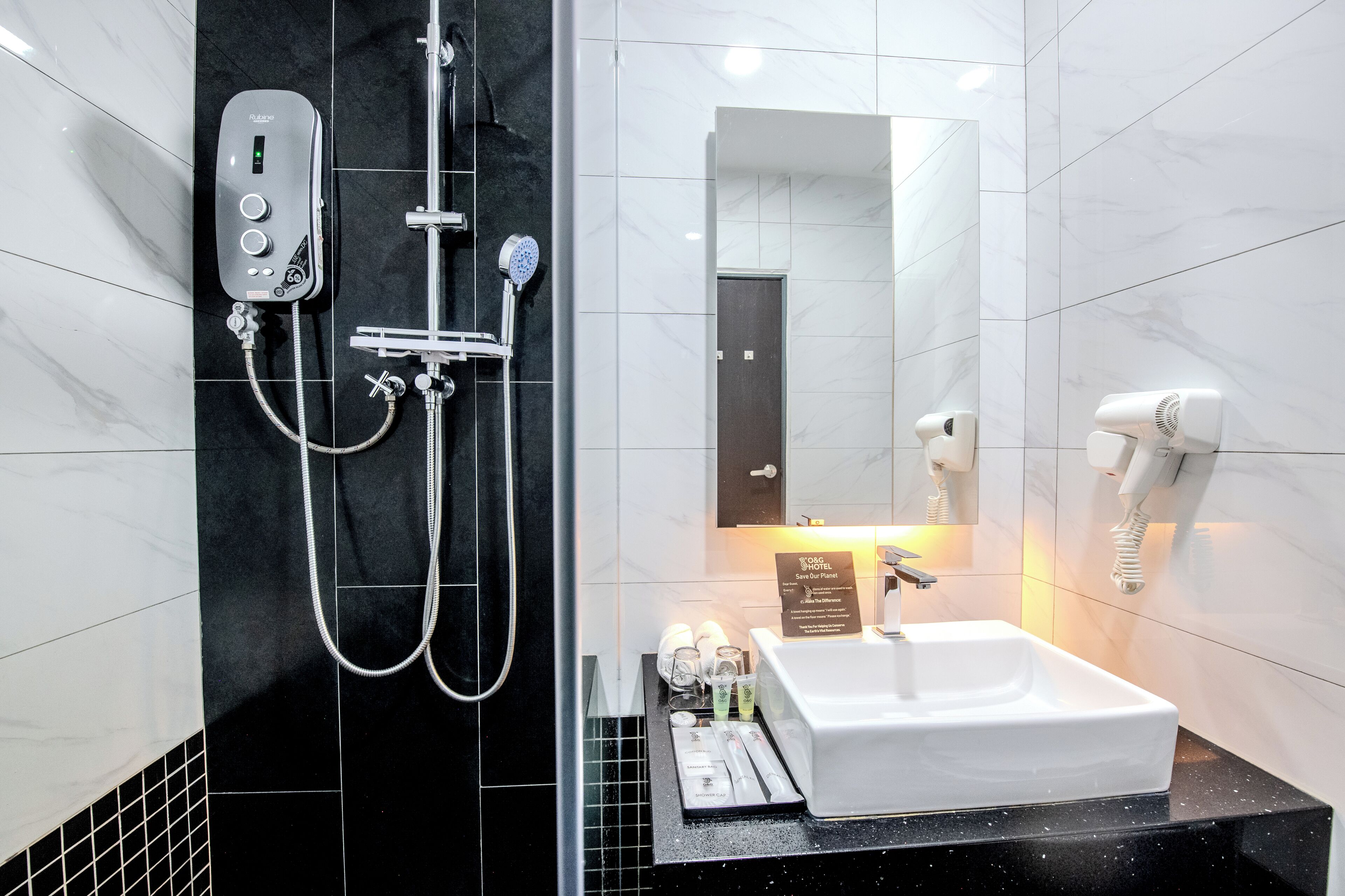 Deluxe kamer, 1 kingsize bed | Badkamer | Een douche, gratis toiletartikelen, een haardroger, een bidet