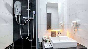 Deluxe kamer, 1 kingsize bed | Badkamer | Een douche, gratis toiletartikelen, een haardroger, een bidet