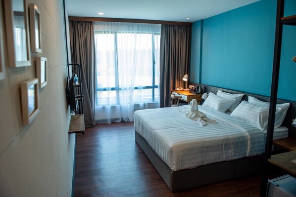 Rom – deluxe, 1 kingsize-seng | Skrivebord, strykejern/-brett og barnesenger (inkludert)