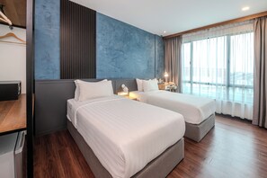 Escritorio, tabla de planchar con plancha y cunas gratuitas 