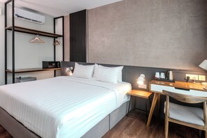 Escritorio, tabla de planchar con plancha y cunas gratuitas 