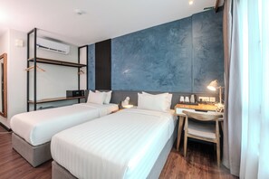 Escritorio, tabla de planchar con plancha y cunas gratuitas 