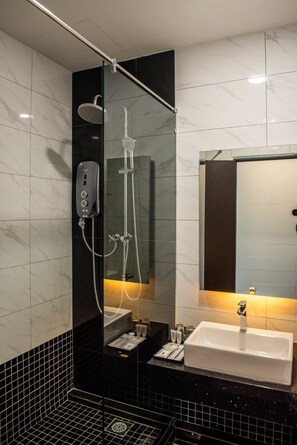 Een douche, gratis toiletartikelen, een haardroger, een bidet