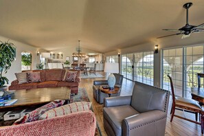 TV, fireplace, DVD player, books - Working Vineyard & Private Pool: Villa in Plymouth (Plymouth)