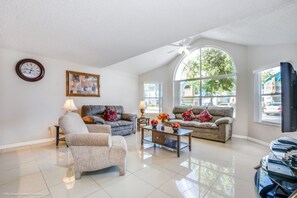 Pientalo, 3 makuuhuonetta | Oleskelualue | Taulutelevisio