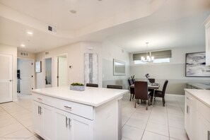 Apartment, 2 Schlafzimmer | Essbereich im Zimmer