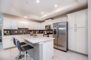 Apartment, 2 Schlafzimmer | Eigene Küche | Ofen, Wasserkocher mit Kaffee-/Teezubehör, Kochgeschirr/Geschirr/Besteck