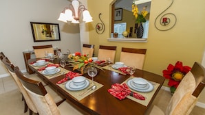 Villa, 6 Schlafzimmer | Essbereich im Zimmer