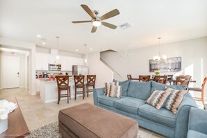 Maison en rangée, 4 chambres | Aire de séjour | Téléviseur à écran plat
