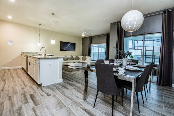 Townhome - 4 sovrum | Vardagsrum | Platt-tv