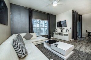 ทาวน์โฮม, 4 ห้องนอน | บริเวณนั่งเล่น | ทีวีจอแบน