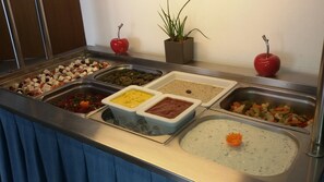 Ein Buffet mit verschiedenen Speisen und Beilagen.