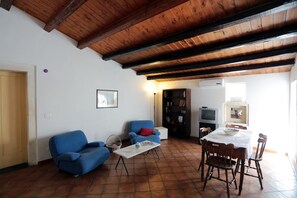Apartamento, 2 quartos | Área de estar | TV
