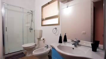 Appartamento, 2 camere da letto | Bagno | Doccia, soffione a pioggia, bidet, asciugamani