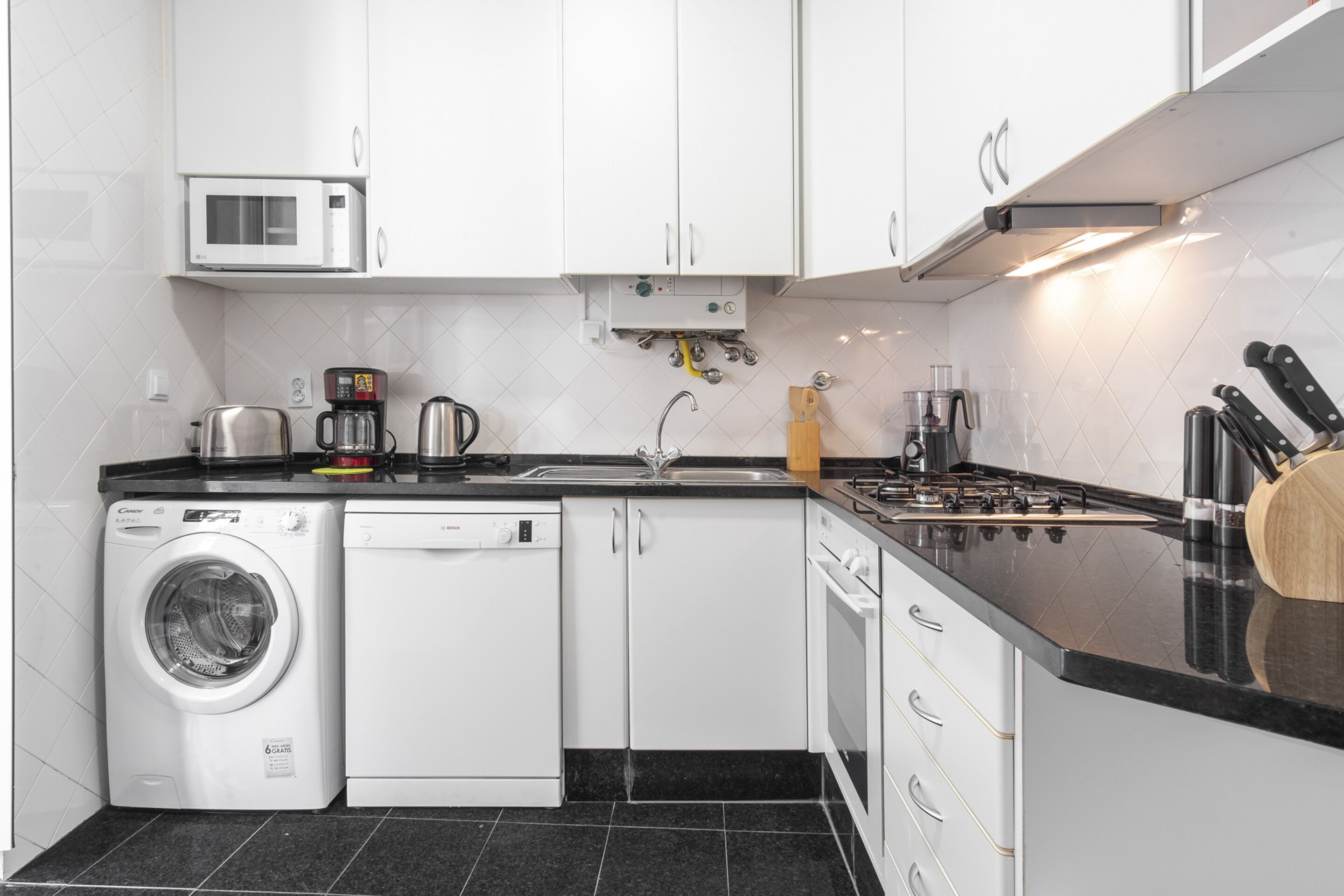 Apartamento, 2 quartos, terraço, vista para a cidade | Cozinha privada | Geladeira grande, micro-ondas, fogão, cooktop