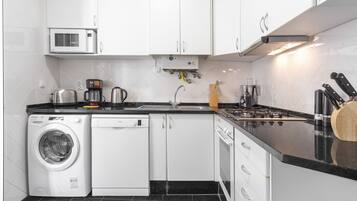 Apartamento, 2 quartos, terraço, vista para a cidade | Cozinha privada | Geladeira grande, micro-ondas, fogão, cooktop