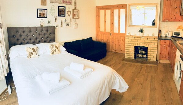 Egyptian cotton sheets, premium bedding, individually decorated - Oxford Self-Contained Studio Flat (Oxford)