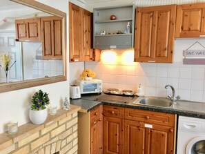 Cozy Inn Self-contained Studio with parking | Private kitchenette | Fridge, microwave, oven, stovetop - Oxford Self-Contained Studio Flat (Oxford)