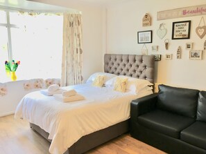 Egyptian cotton sheets, premium bedding, individually decorated - Oxford Self-Contained Studio Flat (Oxford)