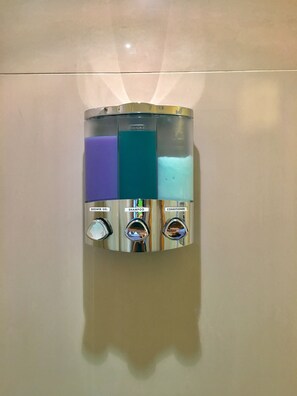 Cozy Inn Self-contained Studio with parking | Bathroom | Shower, hydromassage showerhead, free toiletries, hair dryer - Oxford Self-Contained Studio Flat (Oxford)