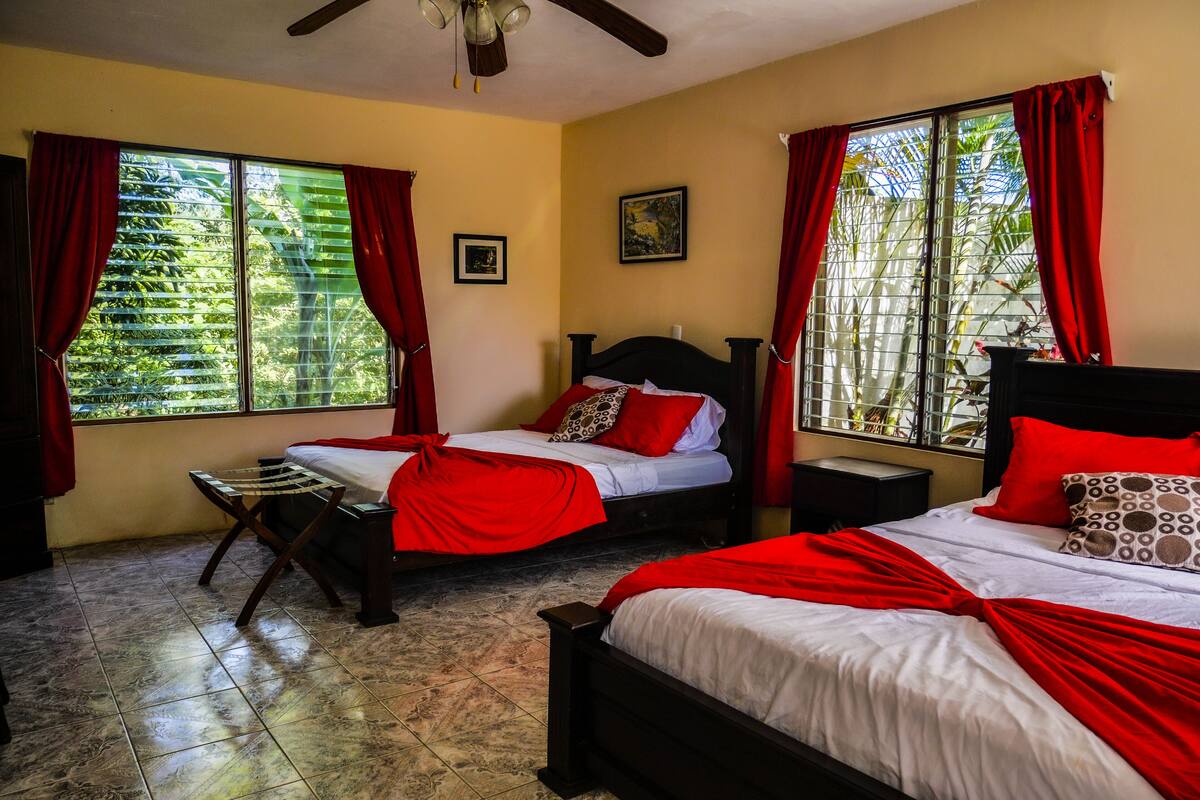 Standard-Doppelzimmer, 2 Queen-Betten, Bergblick | Bettwäsche aus ägyptischer Baumwolle, hochwertige Bettwaren