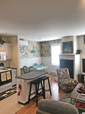 TV, peis, DVD-spiller og bøker