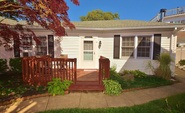 Exterior - Center of Town Charm! On site Parking (Provincetown)