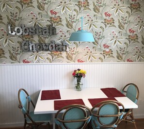 Dining - Center of Town Charm! On site Parking (Provincetown)