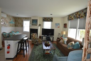 TV, peis, DVD-spiller og bøker