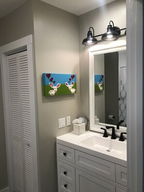 Combined shower/bathtub, hair dryer, towels, soap - Center of Town Charm! On site Parking (Provincetown)