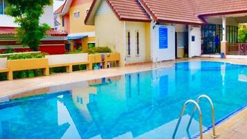 Signature-einbýlishús - 3 svefnherbergi - eldhús - vísar að garði | Útilaug