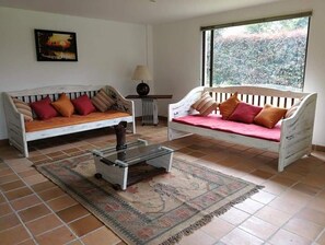 Una televisión, una mesa de tenis de mesa