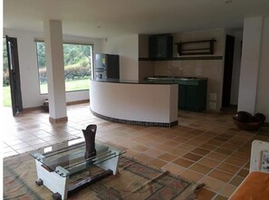 Cafetera o tetera y utensilios de cocina