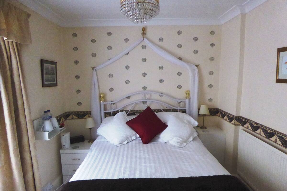 Standard Double Room | 1 bedroom, hypo-allergenic bedding, free WiFi, bed sheets